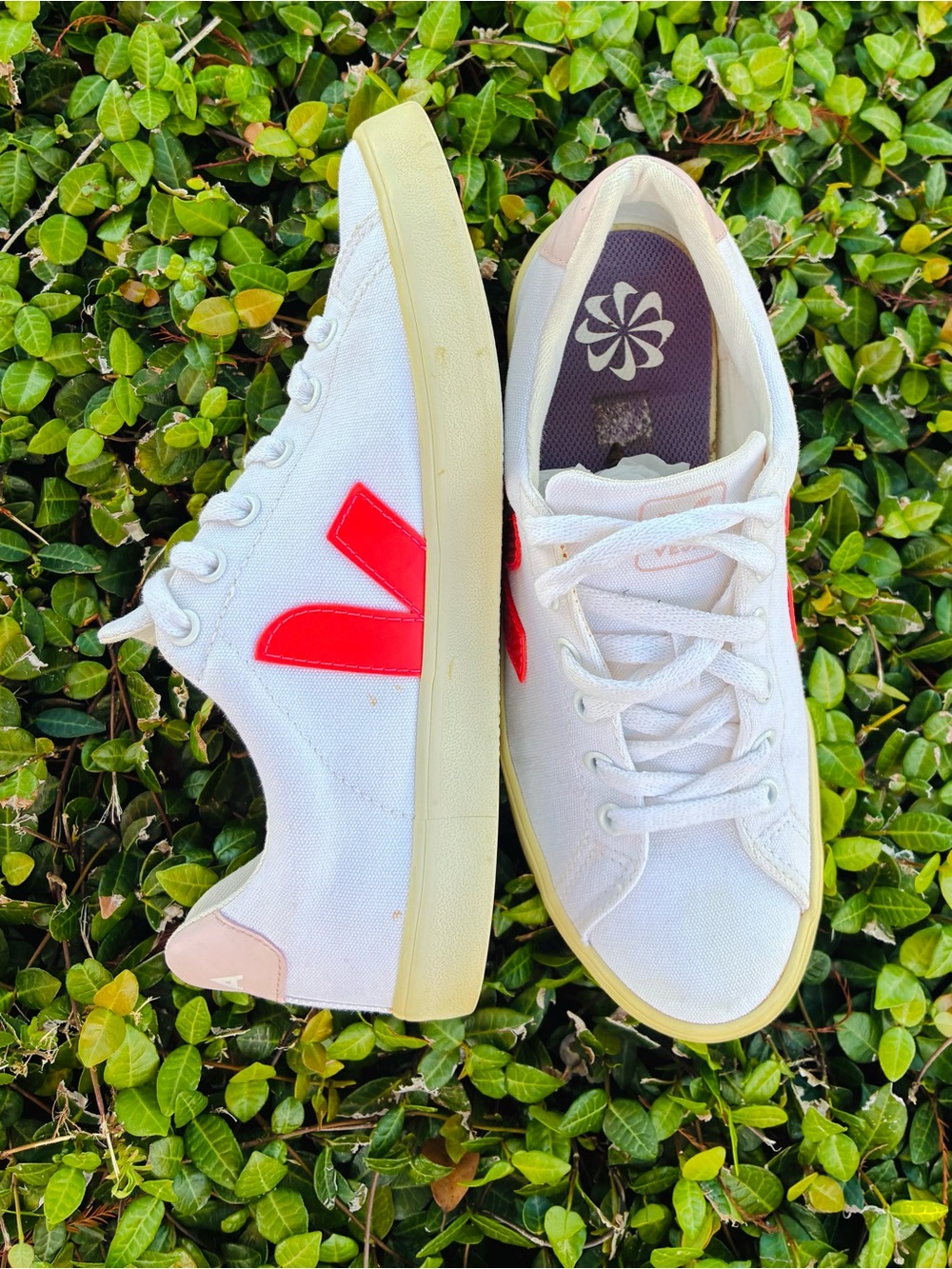 VEJA CAMPO LEATHER WHITE RED
FLUO SNEAKERS SIZE 7